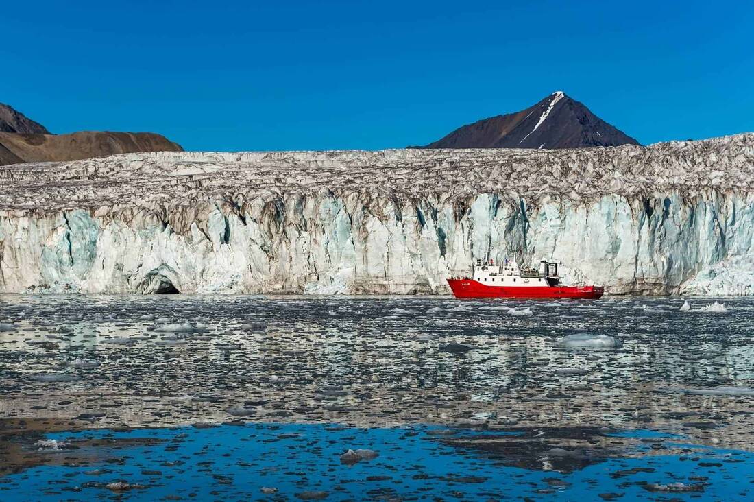Svalbard Guide with Sublime Photos